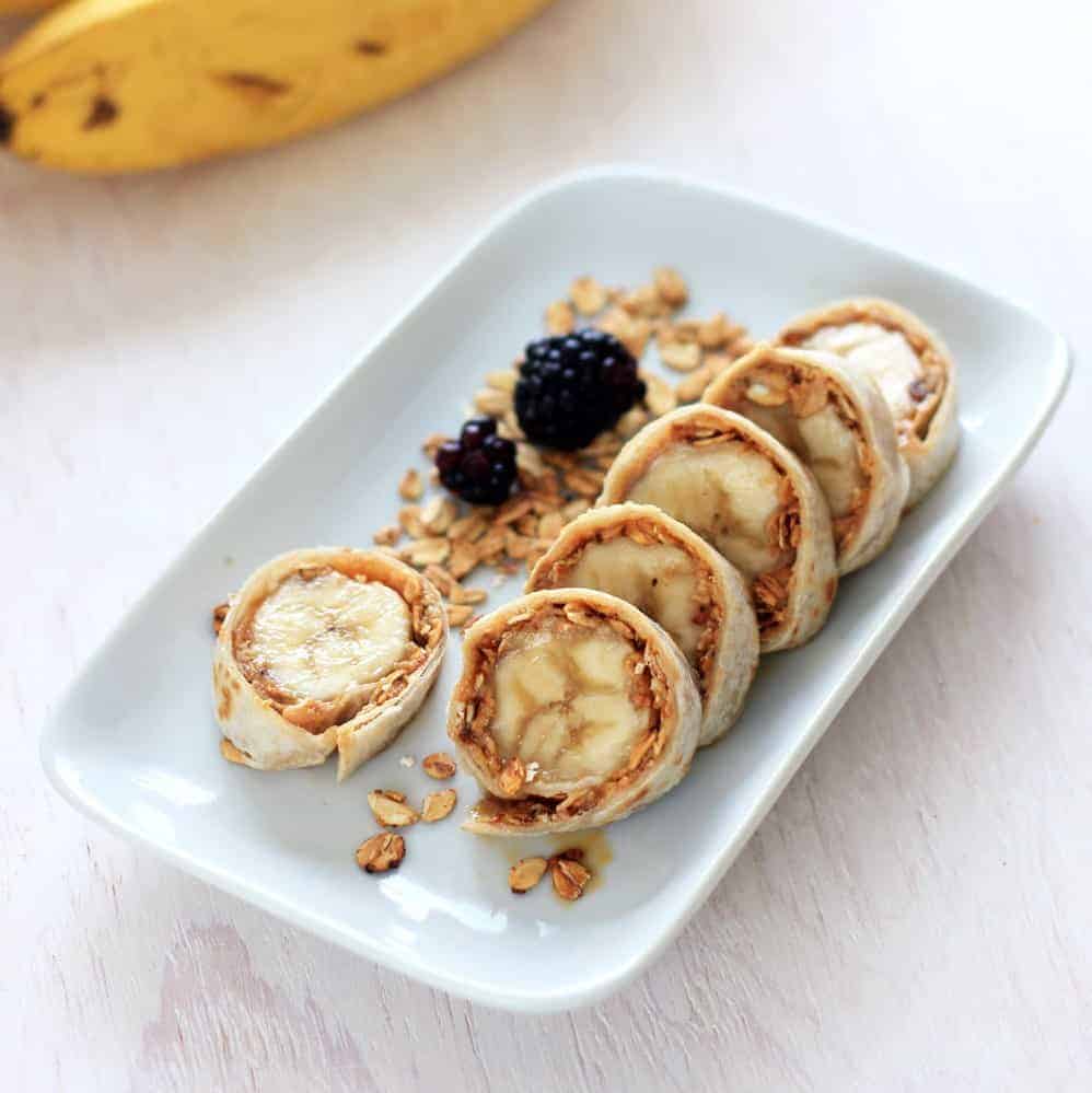 Bocadillos de plátano, crema de cacahuate y avena